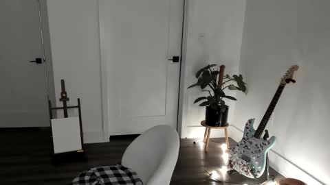 Ella online show from November 14, 6:01 am