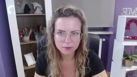 Z O E Y online show from September 22, 4:25 am