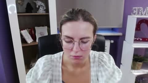 Z O E Y online show from September 25, 5:00 am