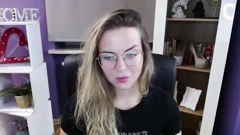 Z O E Y online show from October 22, 4:35 am