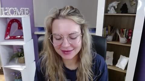 Z O E Y online show from November 7, 6:02 am