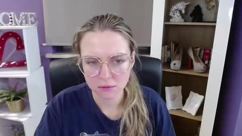 Z O E Y online show from November 18, 5:45 am