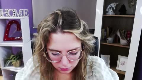 Z O E Y online show from December 2, 5:35 am