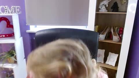 Z O E Y online show from February 18, 9:05 am