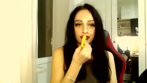 Snapshot of blacky_berry chatting on March 5, 11:05 pm Ivy online show from March 5, 11:05 pm