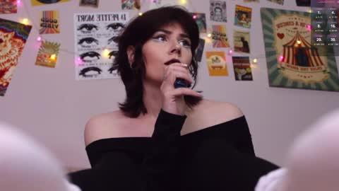 Snapshot of blake_luna chatting on April 4, 12:57 pm Britney online show from April 4, 12:57 pm