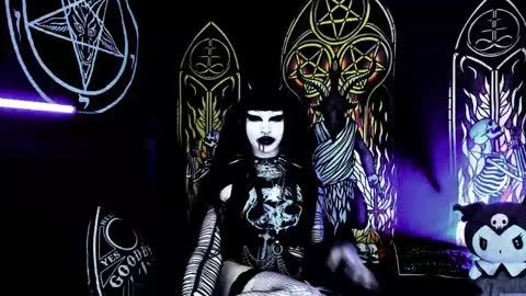 Snapshot of blasphemiangxrl chatting on October 23, 9:13 pm online show from October 23, 9:13 pm