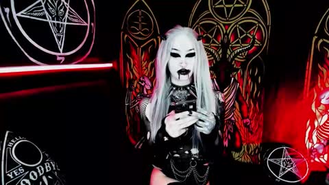 Snapshot of blasphemiangxrl chatting on December 20, 1:23 am online show from December 20, 1:23 am