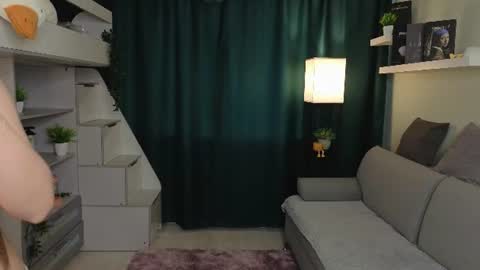 Mia online show from June 18, 4:11 pm