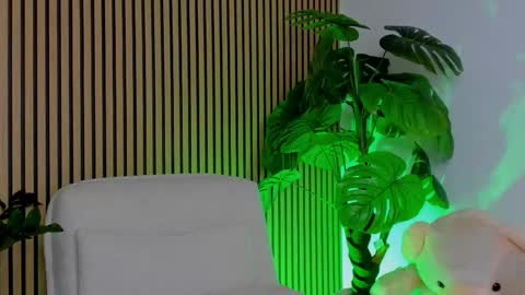 Snapshot of blessedwithbust chatting on March 10, 8:25 pm Khlloe online show from March 10, 8:25 pm