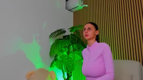 Snapshot of blessedwithbust chatting on March 26, 7:19 pm Khlloe online show from March 26, 7:19 pm