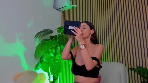 Snapshot of blessedwithbust chatting on March 28, 5:34 pm Khlloe online show from March 28, 5:34 pm