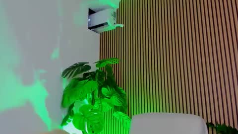 Snapshot of blessedwithbust chatting on April 6, 7:15 pm Khlloe online show from April 6, 7:15 pm