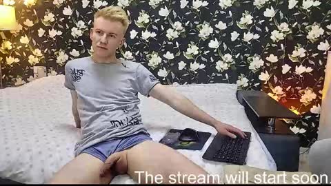 blond_boy69 online show from May 13, 9:44 pm