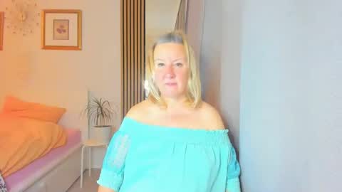 Snapshot of blonde_angel20 chatting on December 18, 7:41 pm Nicole online show from December 18, 7:41 pm