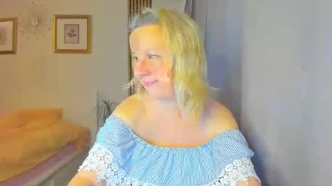 Snapshot of blonde_angel20 chatting on December 21, 7:49 pm Nicole online show from December 21, 7:49 pm