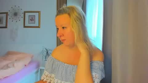 Snapshot of blonde_angel20 chatting on December 26, 9:33 am Nicole online show from December 26, 9:33 am