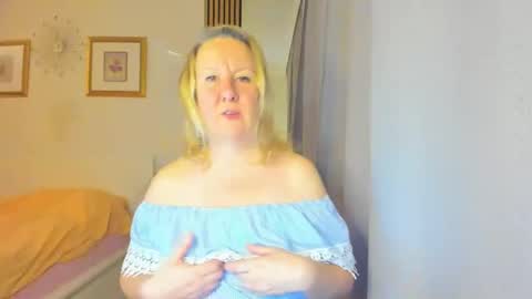 Snapshot of blonde_angel20 chatting on December 27, 4:43 pm Nicole online show from December 27, 4:43 pm