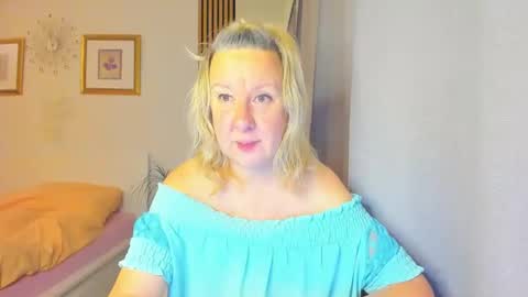 Snapshot of blonde_angel20 chatting on December 28, 5:23 am Nicole online show from December 28, 5:23 am