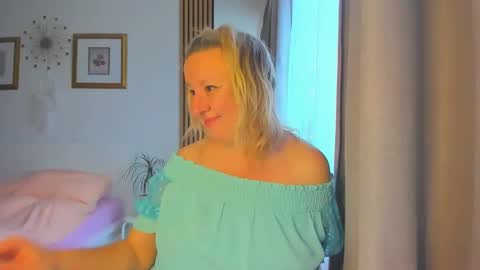 Snapshot of blonde_angel20 chatting on December 28, 8:37 am Nicole online show from December 28, 8:37 am