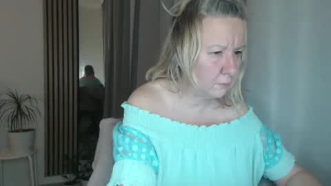 Snapshot of blonde_angel20 chatting on December 28, 4:52 pm Nicole online show from December 28, 4:52 pm