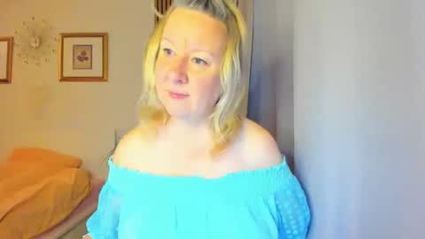 Snapshot of blonde_angel20 chatting on December 29, 6:14 am Nicole online show from December 29, 6:14 am