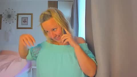 Snapshot of blonde_angel20 chatting on December 29, 9:28 am Nicole online show from December 29, 9:28 am