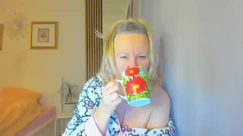 Snapshot of blonde_angel20 chatting on December 29, 4:19 pm Nicole online show from December 29, 4:19 pm