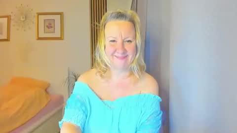 Snapshot of blonde_angel20 chatting on December 29, 7:22 pm Nicole online show from December 29, 7:22 pm