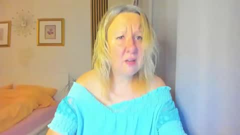 Snapshot of blonde_angel20 chatting on December 30, 5:48 am Nicole online show from December 30, 5:48 am