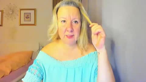 Snapshot of blonde_angel20 chatting on December 31, 5:11 am Nicole online show from December 31, 5:11 am