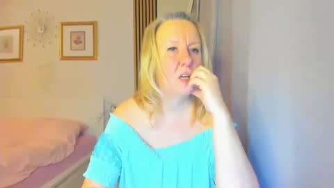 Snapshot of blonde_angel20 chatting on December 31, 2:36 pm Nicole online show from December 31, 2:36 pm