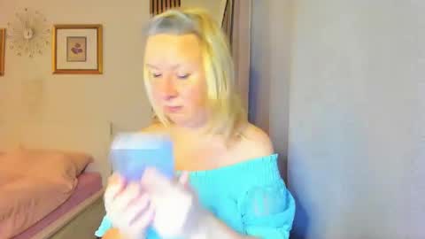 Snapshot of blonde_angel20 chatting on January 1, 4:18 pm Nicole online show from January 1, 4:18 pm