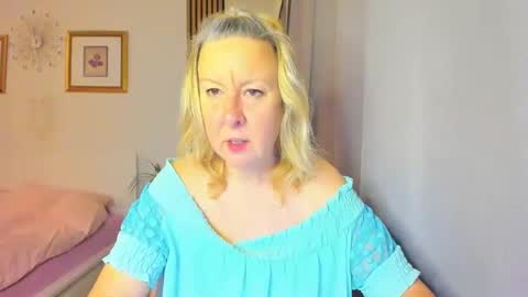 Snapshot of blonde_angel20 chatting on January 2, 5:24 am Nicole online show from January 2, 5:24 am