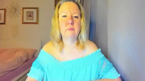 Snapshot of blonde_angel20 chatting on January 4, 5:16 am Nicole online show from January 4, 5:16 am