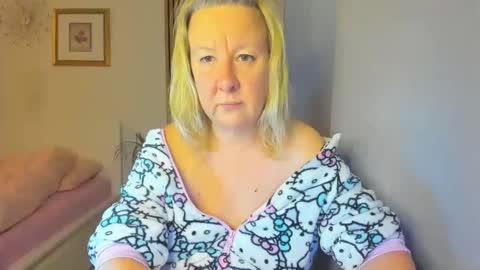 Snapshot of blonde_angel20 chatting on January 4, 4:22 pm Nicole online show from January 4, 4:22 pm