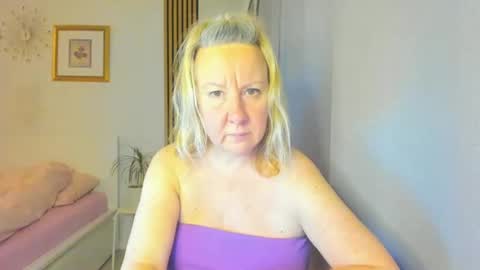 Snapshot of blonde_angel20 chatting on January 4, 7:23 pm Nicole online show from January 4, 7:23 pm