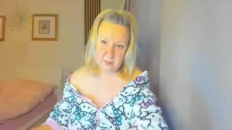 Snapshot of blonde_angel20 chatting on January 5, 4:16 pm Nicole online show from January 5, 4:16 pm