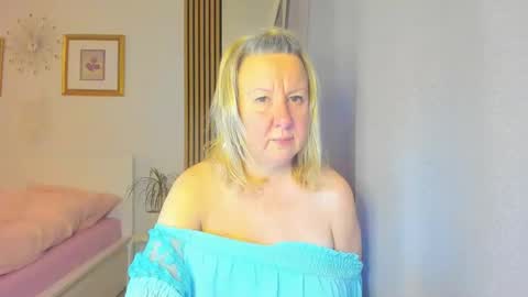 Snapshot of blonde_angel20 chatting on January 5, 7:28 pm Nicole online show from January 5, 7:28 pm