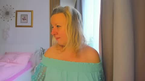 Snapshot of blonde_angel20 chatting on January 6, 9:19 am Nicole online show from January 6, 9:19 am