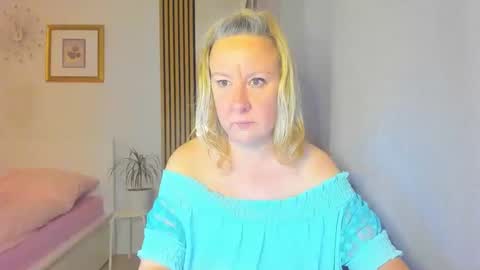 Snapshot of blonde_angel20 chatting on January 6, 7:13 pm Nicole online show from January 6, 7:13 pm
