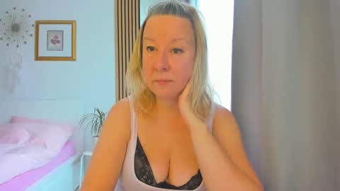 Snapshot of blonde_angel20 chatting on January 7, 8:45 am Nicole online show from January 7, 8:45 am