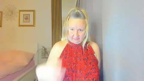 Snapshot of blonde_angel20 chatting on January 7, 6:35 pm Nicole online show from January 7, 6:35 pm