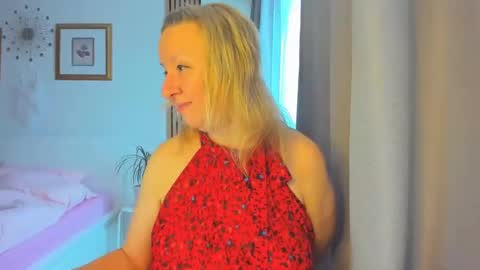 Snapshot of blonde_angel20 chatting on January 8, 11:54 am Nicole online show from January 8, 11:54 am