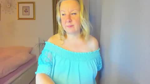 Snapshot of blonde_angel20 chatting on January 10, 5:15 am Nicole online show from January 10, 5:15 am