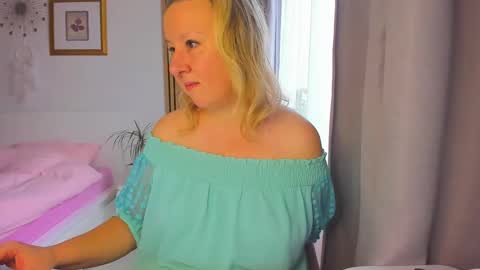 Snapshot of blonde_angel20 chatting on January 10, 9:23 am Nicole online show from January 10, 9:23 am