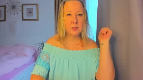 Snapshot of blonde_angel20 chatting on January 14, 10:27 am Nicole online show from January 14, 10:27 am