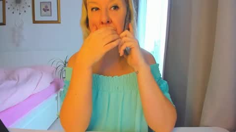 Snapshot of blonde_angel20 chatting on January 15, 9:35 am Nicole online show from January 15, 9:35 am