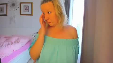 Snapshot of blonde_angel20 chatting on January 17, 9:28 am Nicole online show from January 17, 9:28 am
