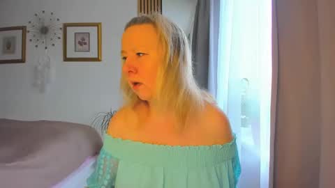 Snapshot of blonde_angel20 chatting on January 27, 9:44 am Nicole online show from January 27, 9:44 am